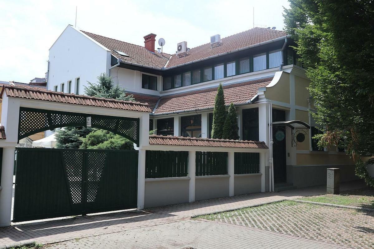 Szlovak Panzio Hotel Bekescsaba Exterior photo