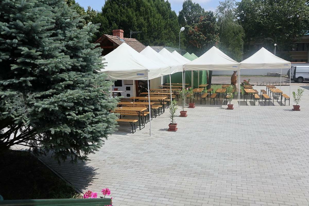 Szlovak Panzio Hotel Bekescsaba Exterior photo